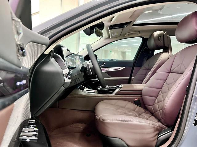 BMW 7 Series 2023 735Li Роскошный набор интерьер фото 7