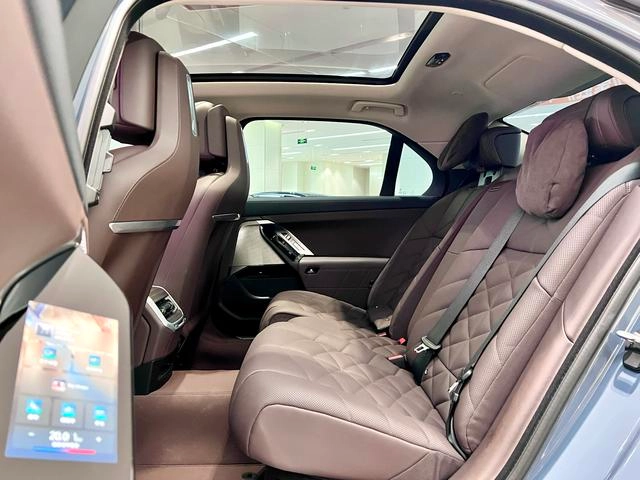 BMW 7 Series 2023 735Li Роскошный набор интерьер фото 8