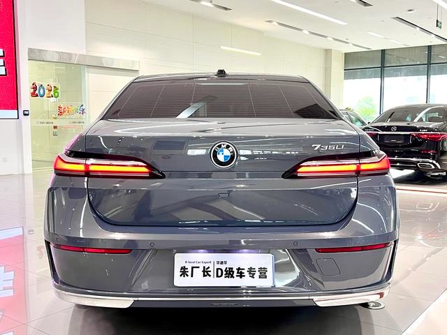 BMW 7 Series 2023 735Li Роскошный набор интерьер фото 9