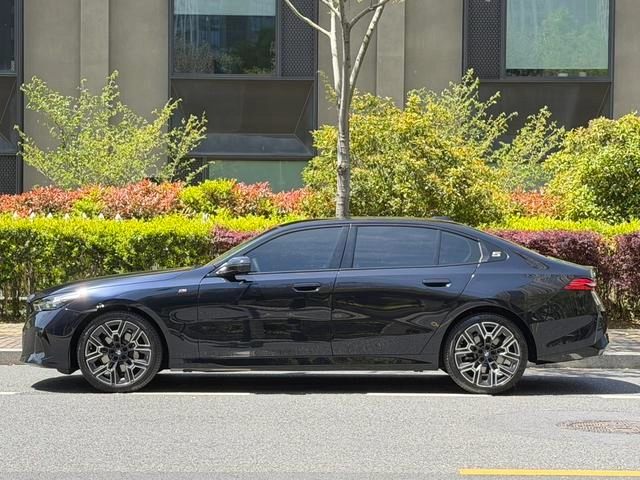 BMW 5 Series 2025 Restyling 530Li Premium Class M Sports suit exterior photo 3