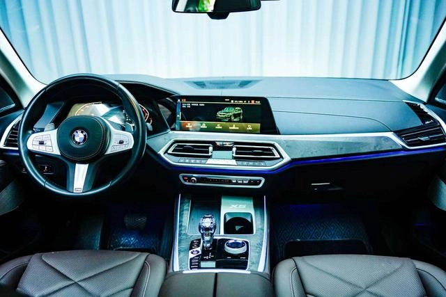 BMW X5 2022 xDrive 30Li Premium Class M Sports suit interior photo 9