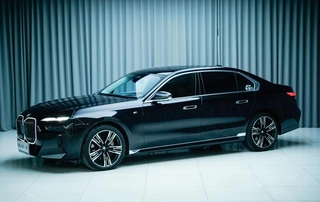 BMW 7 Series 2023 740Li Líder M Conjunto deportivo exterior foto 1
