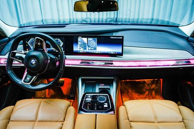 BMW 7 Series 2023 740Li Líder M Conjunto deportivo exterior foto 3