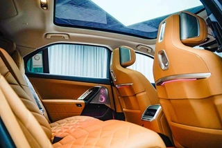 BMW 7 Series 2023 740Li Líder M Conjunto deportivo interior foto 7
