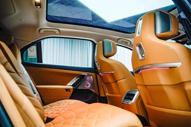 BMW 7 Series 2023 740Li Líder M Conjunto deportivo interior foto 7