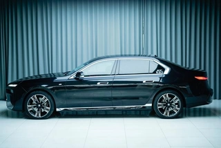 BMW 7 Series 2023 740Li Líder M Conjunto deportivo interior foto 9