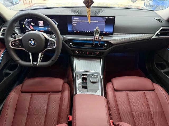 BMW 3 Series 2025 330Li M Traje nocturno deportivo Yao interior foto 14 BMW 3 Series 2025 330Li M Traje nocturno deportivo Yao interior foto 14