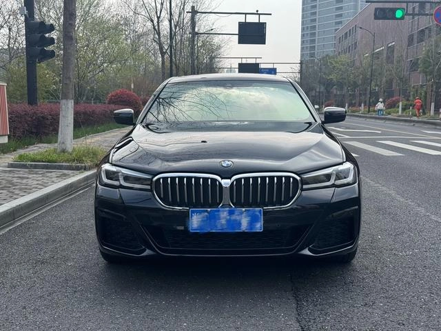 BMW 5 Series 2022 530Li Leading Type M Sports suit exterior photo 2