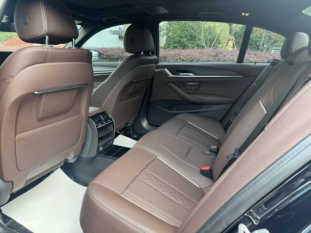 BMW 5 Series 2022 530Li Leading Type M Sports suit exterior photo 4