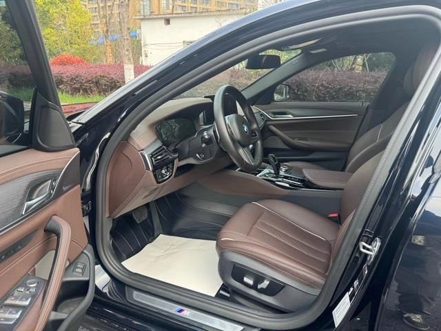 BMW 5 Series 2022 530Li Leading Type M Sports suit exterior photo 5