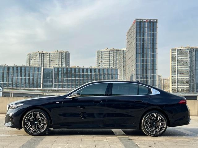 BMW 5 Series 2025 Restyling 530Li Premium Class M Sports suit interior photo 17