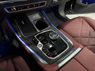 BMW X5 2023 xDrive40Li M Спортивный ночной костюм интерьер фото 10