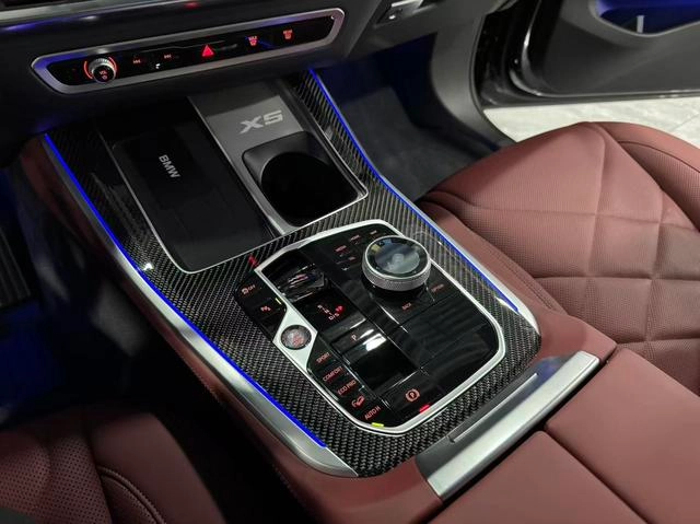 BMW X5 2023 xDrive40Li M Спортивный ночной костюм интерьер фото 10