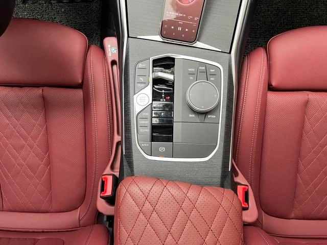 BMW 3 Series 2025 325Li M Conjunto deportivo interior foto 17