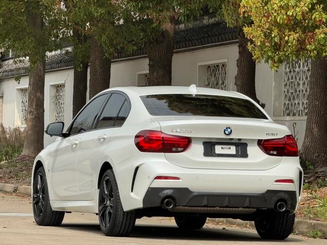 BMW 1 Series 2023 125i M Sports Obsidian Night Edition exterior photo 4