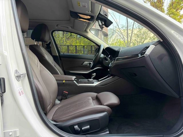 BMW 3 Series 2022 325Li M Conjunto deportivo interior foto 12 BMW 3 Series 2022 325Li M Conjunto deportivo interior foto 12
