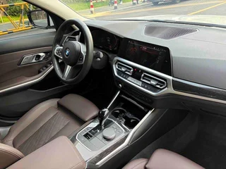 BMW 3 Series 2022 325Li M Conjunto deportivo interior foto 13 BMW 3 Series 2022 325Li M Conjunto deportivo interior foto 13