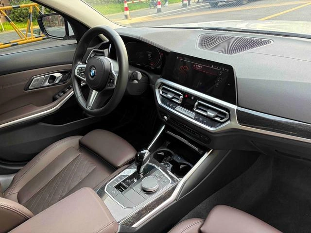 BMW 3 Series 2022 325Li M Conjunto deportivo interior foto 13 BMW 3 Series 2022 325Li M Conjunto deportivo interior foto 13