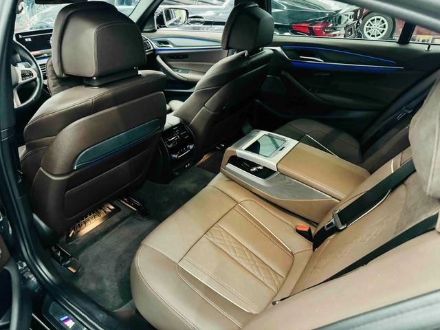 BMW 5 Series 2022 530Li Premium Class M Sports suit interior photo 8