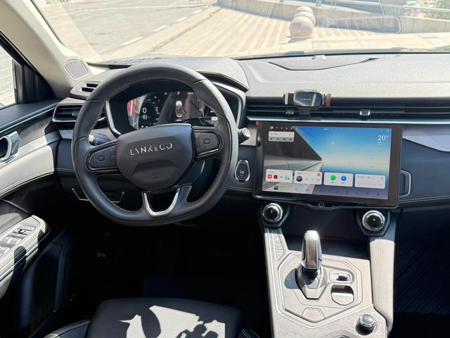 LYNK & CO 01 2023 2.0TD two-drive type Pro interior photo 10 LYNK & CO 01 2023 2.0TD two-drive type Pro interior photo 10