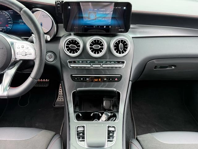 Mercedes-Benz GLC AMG 2022 AMG GLC 43 4MATIC интерьер фото 12