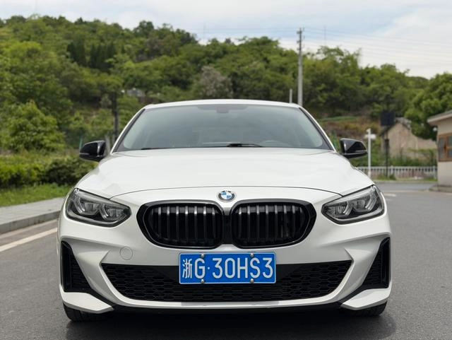 BMW 1 Series 2021 120i M Edición nocturna deportiva exterior foto 2