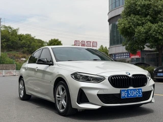 BMW 1 Series 2021 120i M Edición nocturna deportiva exterior foto 3