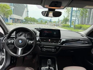 BMW 1 Series 2021 120i M Edición nocturna deportiva interior foto 7
