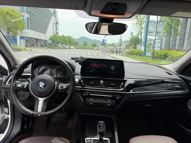 BMW 1 Series 2021 120i M Edición nocturna deportiva interior foto 7