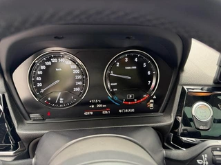 BMW 1 Series 2021 120i M Edición nocturna deportiva interior foto 8