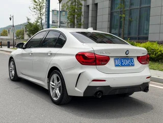 BMW 1 Series 2021 120i M Edición nocturna deportiva interior foto 10