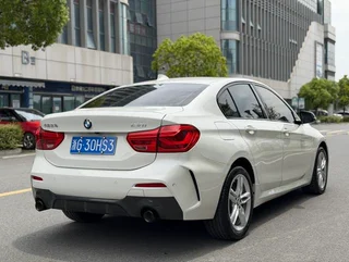BMW 1 Series 2021 120i M Edición nocturna deportiva interior foto 12