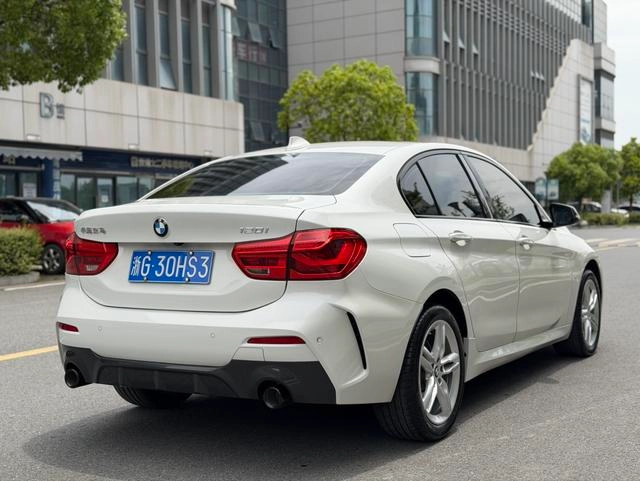 BMW 1 Series 2021 120i M Edición nocturna deportiva interior foto 12