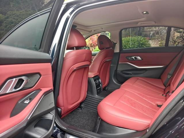BMW 3 Series 2023 325Li M Sports Night Suit interior photo 10
