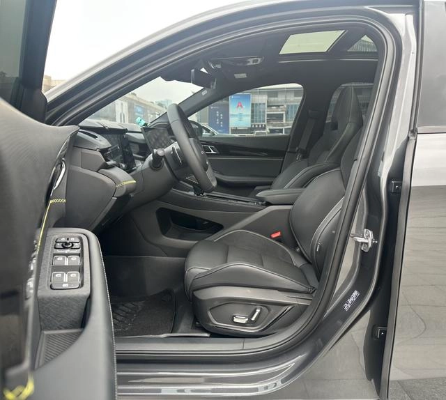 LYNK & CO 03 2023 1.5TD DCT Strength Pro interior photo 11