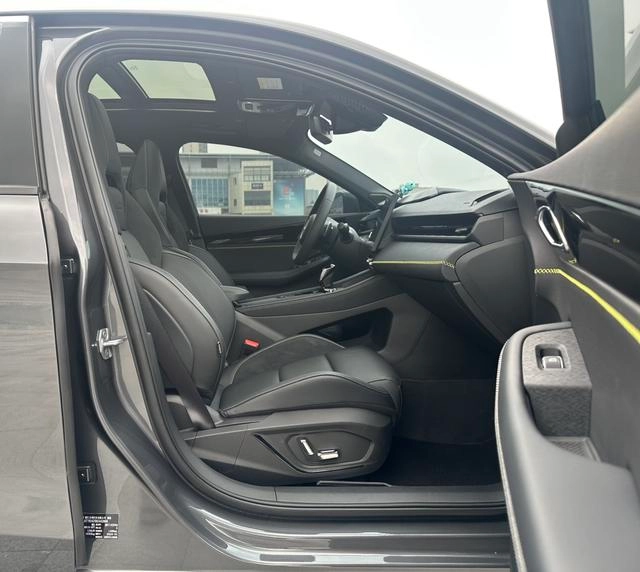 LYNK & CO 03 2023 1.5TD DCT Strength Pro interior photo 16