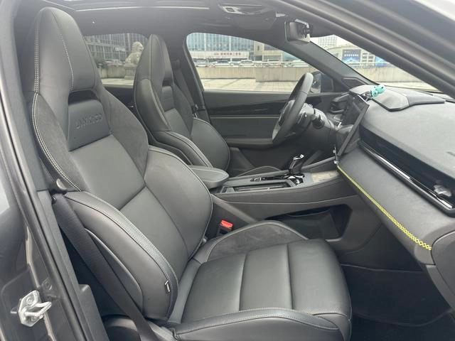 LYNK & CO 03 2023 1.5TD DCT Strength Pro interior photo 17