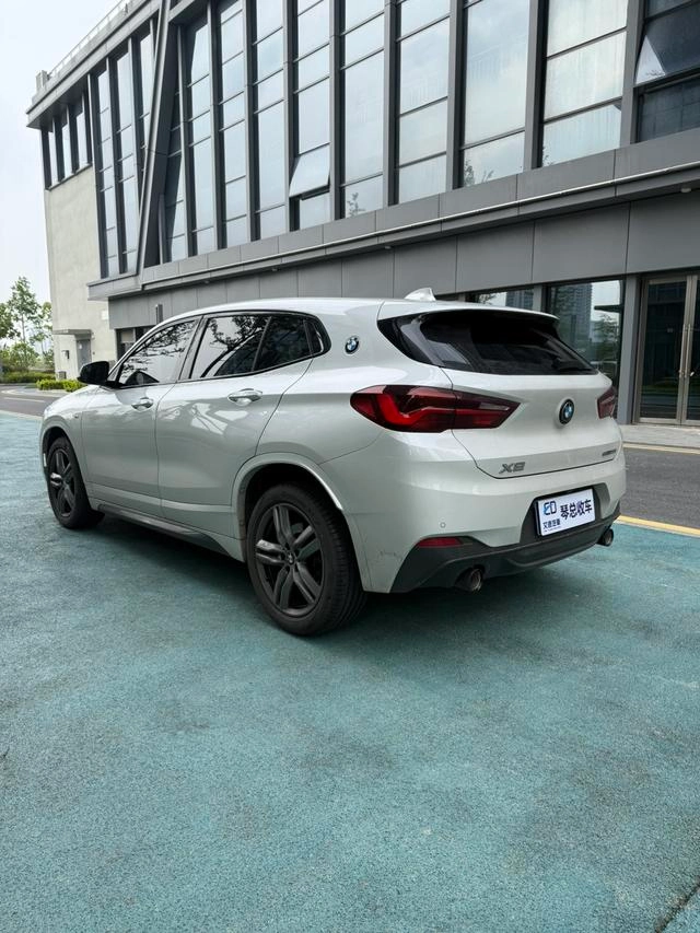 BMW X2 2023 sDrive25i M Sports Obsidian Night Edition interior photo 7