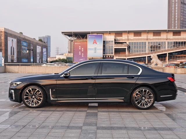 BMW 7 Series 2021 740Li Лидирующий M Спортивный костюм экстерьер фото 3