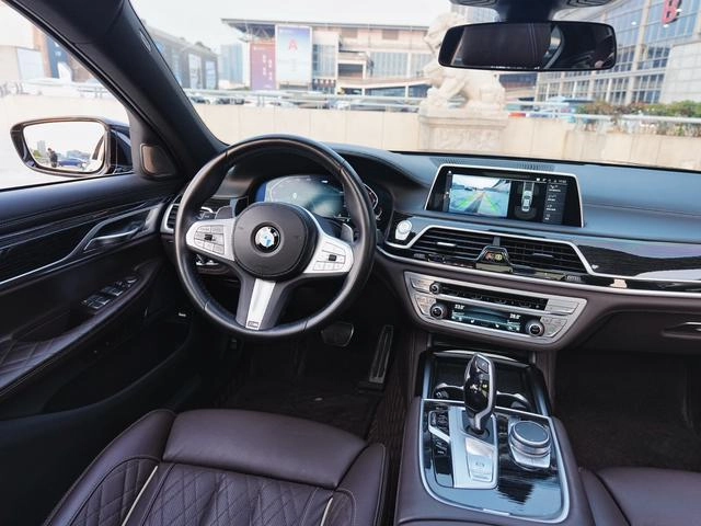 BMW 7 Series 2021 740Li Лидирующий M Спортивный костюм интерьер фото 7