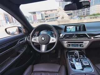BMW 7 Series 2021 740Li Лидирующий M Спортивный костюм интерьер фото 8
