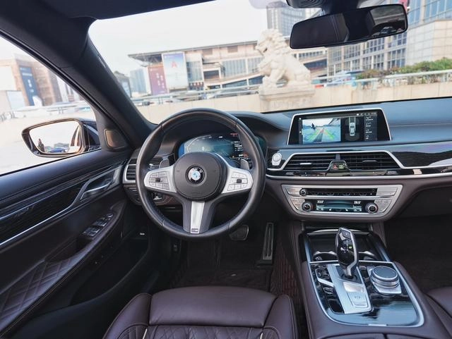 BMW 7 Series 2021 740Li Лидирующий M Спортивный костюм интерьер фото 8
