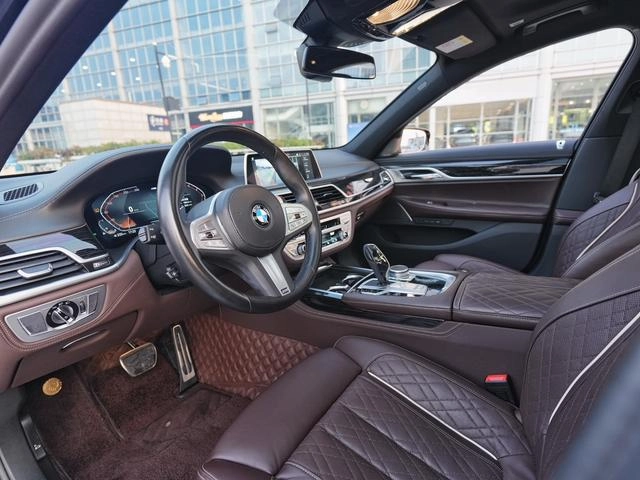 BMW 7 Series 2021 740Li Лидирующий M Спортивный костюм интерьер фото 9