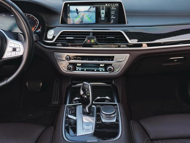 BMW 7 Series 2021 740Li Лидирующий M Спортивный костюм интерьер фото 12