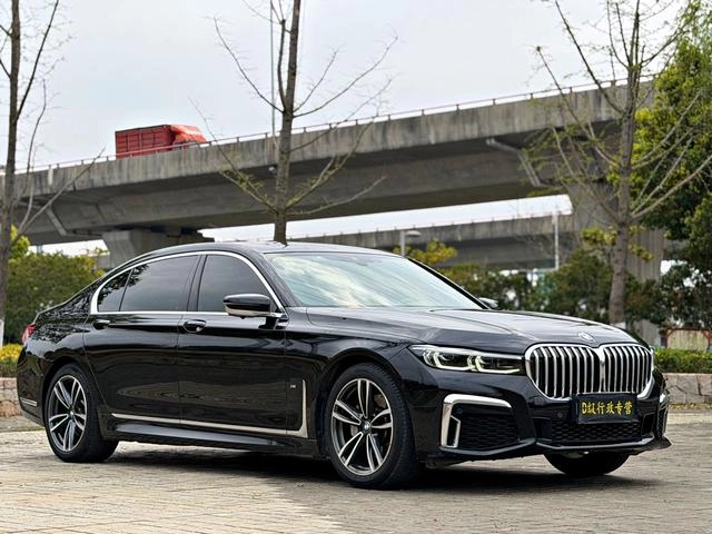 BMW 7 Series 2021 730Li M Спортивный костюм экстерьер фото 3