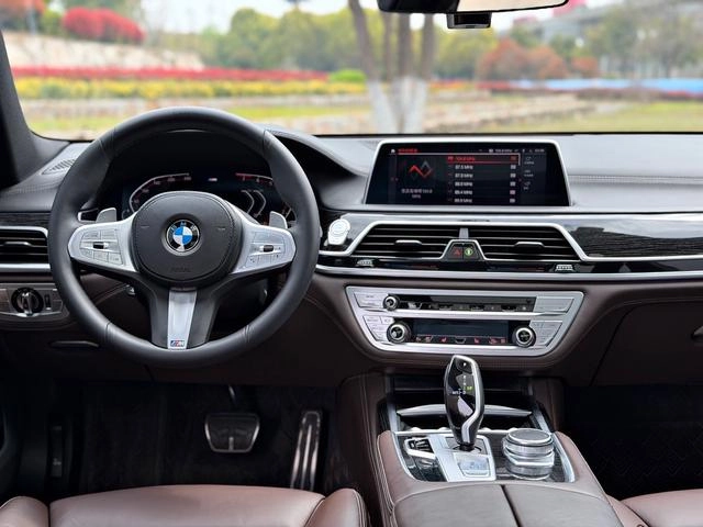 BMW 7 Series 2021 730Li M Спортивный костюм экстерьер фото 8