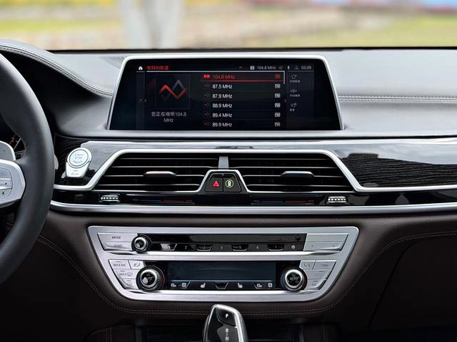 BMW 7 Series 2021 730Li M Спортивный костюм интерьер фото 11