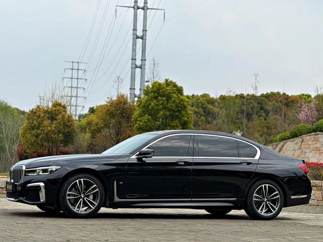 BMW 7 Series 2021 730Li M Спортивный костюм интерьер фото 18