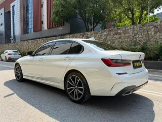 BMW 3 Series 2022 325Li M Conjunto deportivo interior foto 9