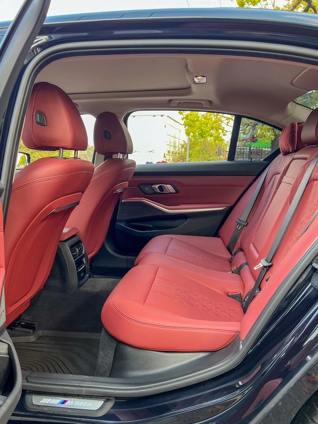 BMW 3 Series 2025 330Li M Set de nuit de sport intérieur photo 14